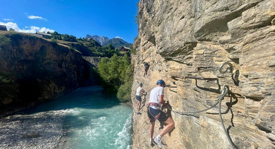 Klimmen en klauteren op een steile rotswand optioneel Klimmen en klauteren op een steile rotswand optioneel